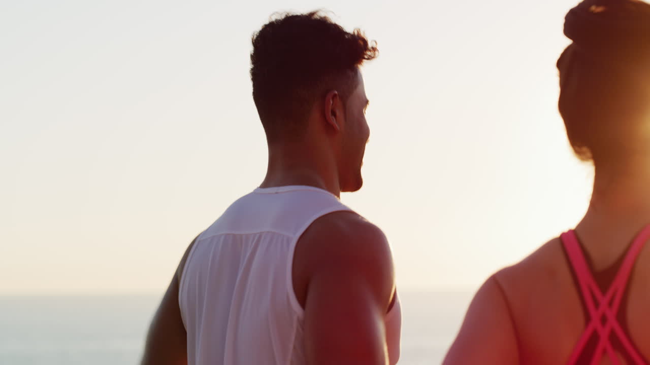 그들은  ⁇ 빛 아래 달리는 것을 좋아합니다.