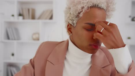 mujeres que sienten fatiga ocular después de un largo trabajo en la computadora haciendo masaje en el puente de la nariz