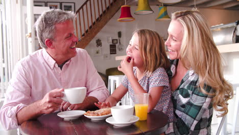 familia feliz juntos en una mesa en un café