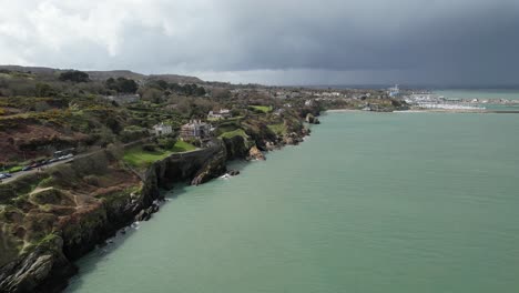 howth, irlanda, acantilados de dublín, drones en la orilla del mar, soleada tarde de primavera.