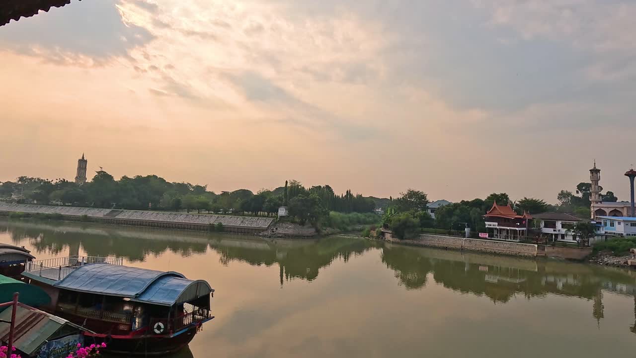 un viaje en barco pacífico en un río tranquilo