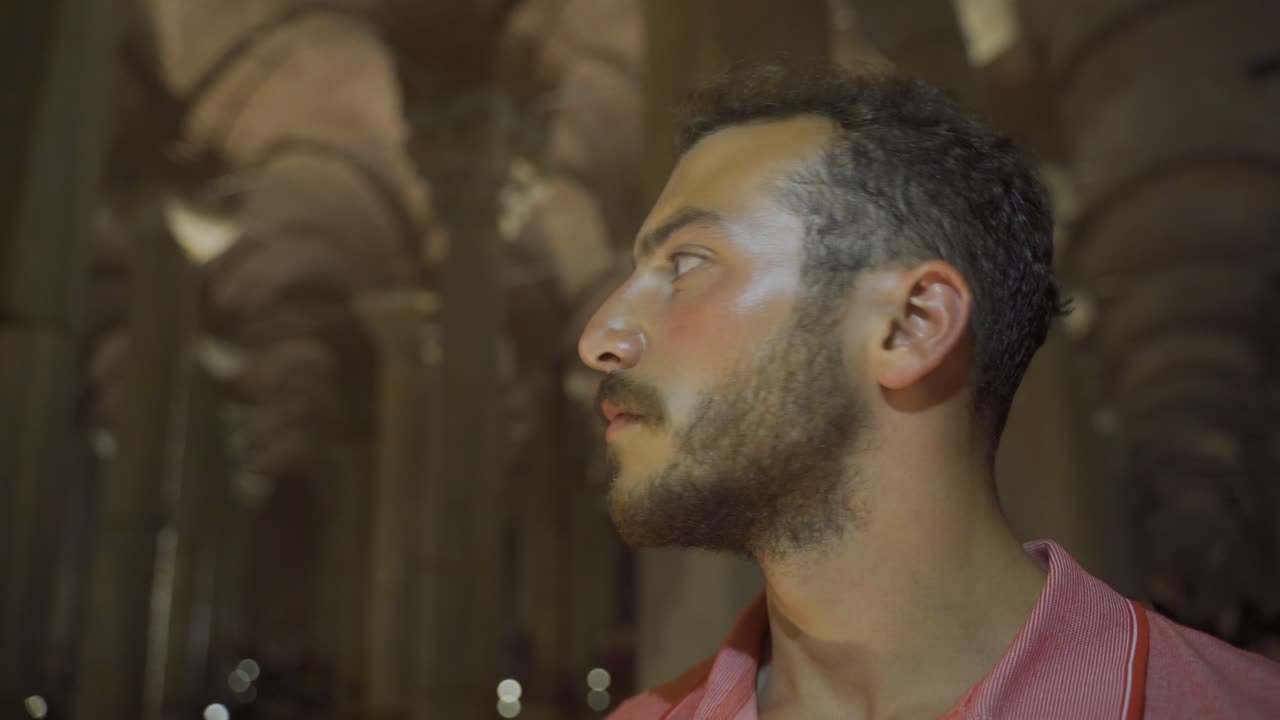 호기심 많은 젊은이가 역사적인 장소를 둘러보고 있습니다.