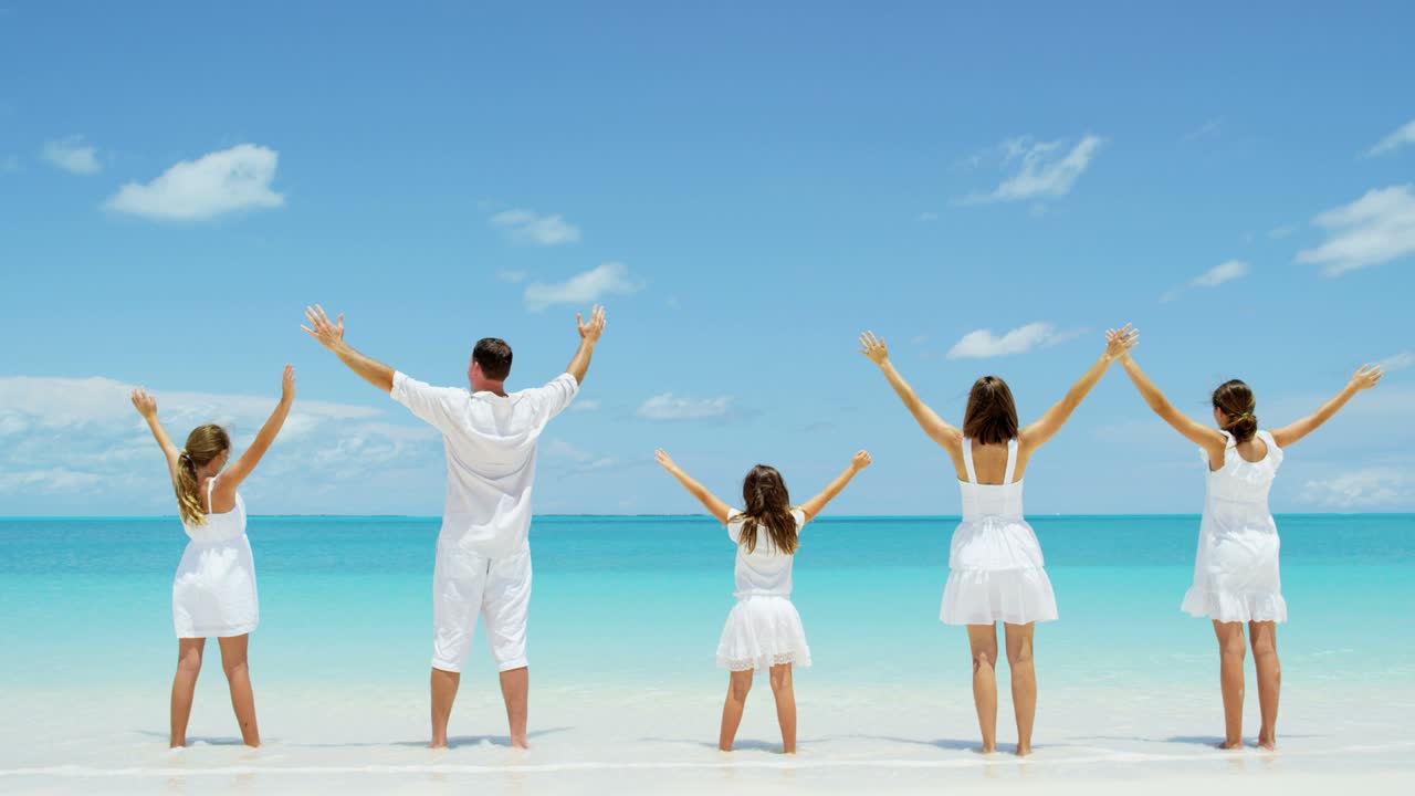 열대 해변 에서  옷 을 입은 백인 가족