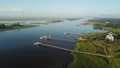 sobrevuelo pacífico de muelles, casas y pantanos en el parque trails end en wilmington carolina del norte