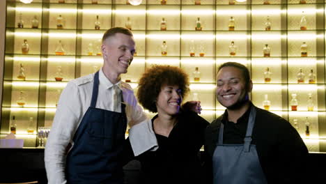 vriendelijke bartenders in de pub.