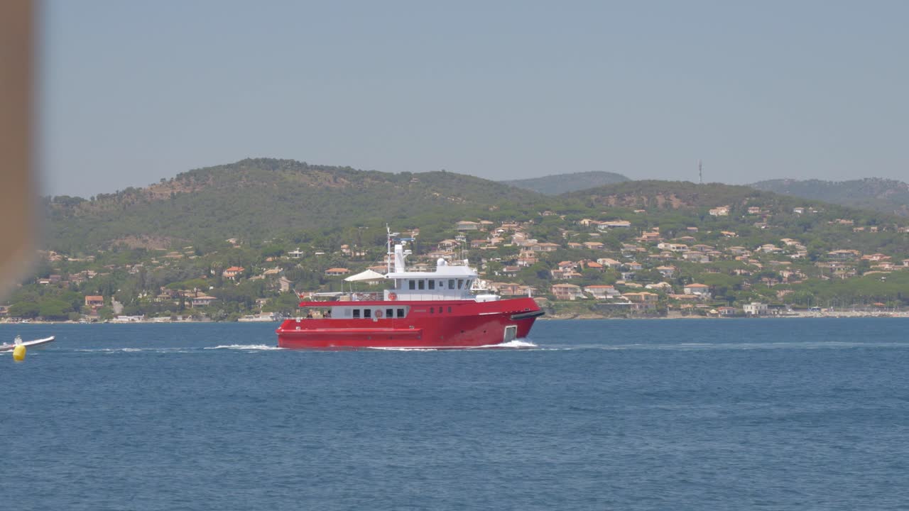 transporte en barco en el océano francés en st tropez, francia