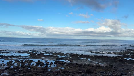 Tranquilas-Olas-Del-Mar-Sobre-La-Playa-Rocosa,-Playa-De-Las-Américas-En-La-Isla-Canaria-De-Tenerife