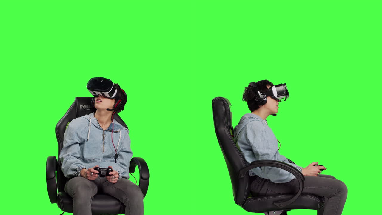 mujer jugando videojuegos en la consola con controlador y auricular vr