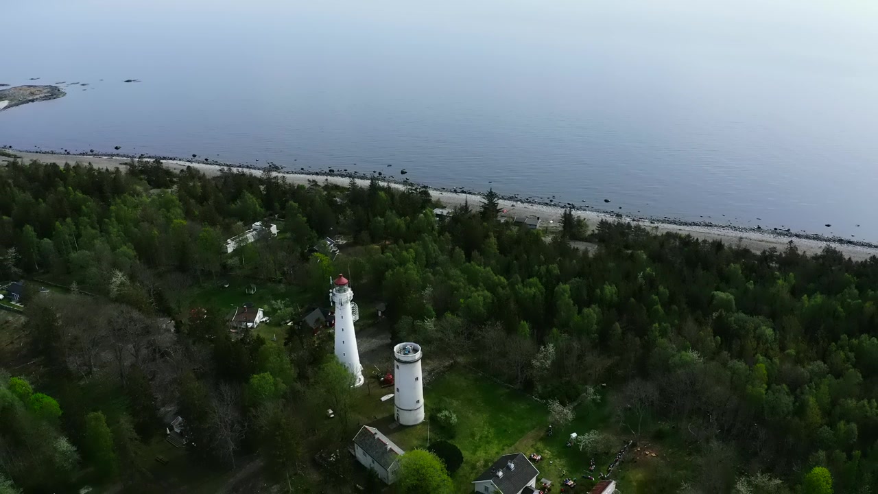 Widok z lotu ptaka na latarnię morską na zalesionym półwyspie otoczonym wodą