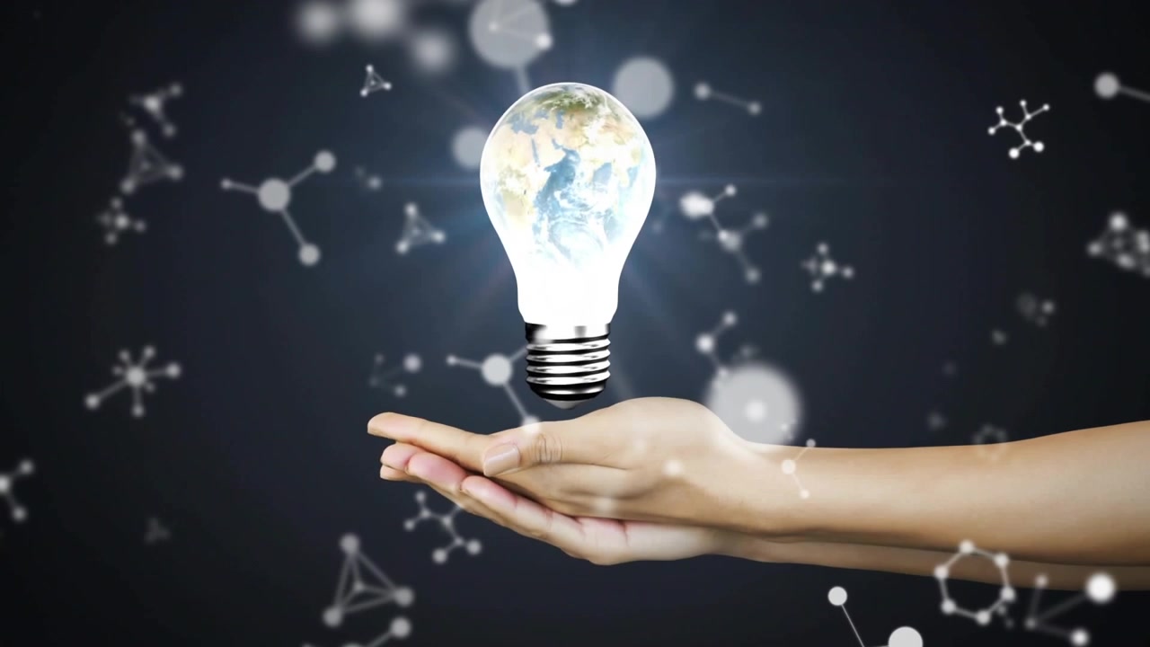 Mani che entrano, avvolgono e sollevano una lampadina sospesa con globo rotante, mostrando un concetto tecnologico tra i nodi