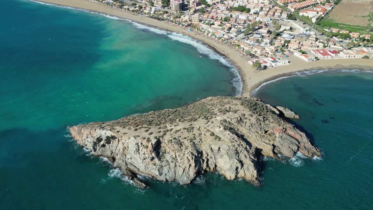 Penisola rocciosa e spiaggia a Puerto de Mazarrón, Murcia, Spagna - Aereo 4k