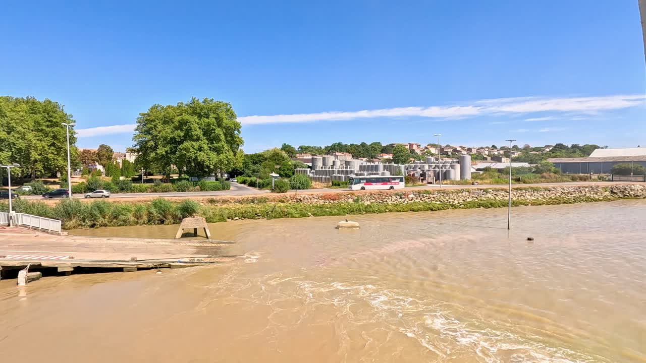 보트가 도크에 접근하여 물 어리를 만들어니다.