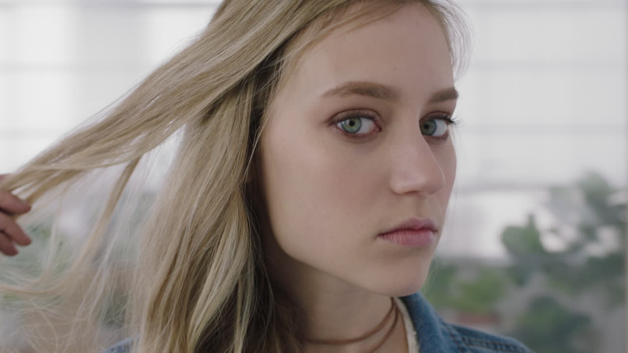 카메라를 바라보는 매력적인 젊은 금발 여성의 근접 초상화 여성 취약한 백인 여성 완벽한 피부를 통해 달리는 손