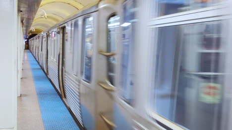 Metro-Llegando-A-La-Estación-De-Tren-En-Chicago,-Illinois