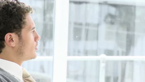 retrato de un joven empresario sonriente