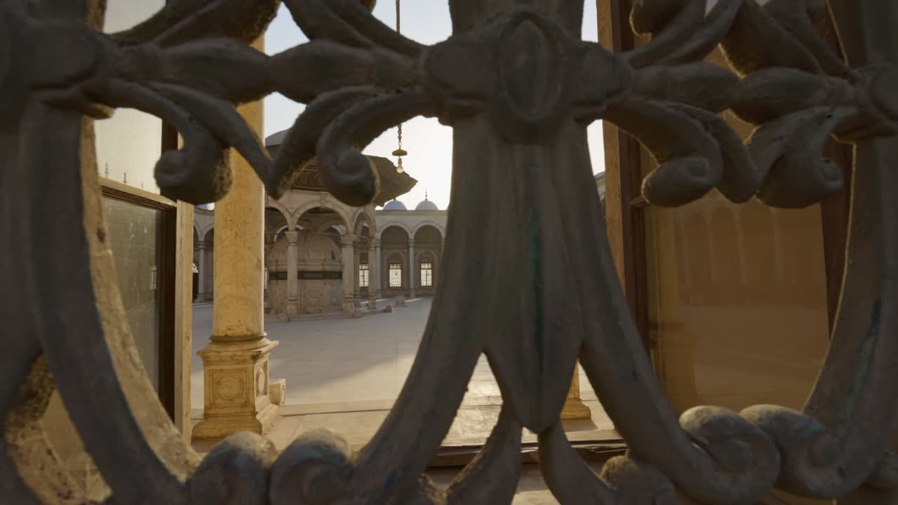 gran mezquita de muhammad ali pasha o mezquita de alabastro en el cairo, egipto. el sol rompe a través de la celosía de la ventana en la mezquita de mohammad ali pasha, el patio es visible en el interior. ciudadela de el cairo.