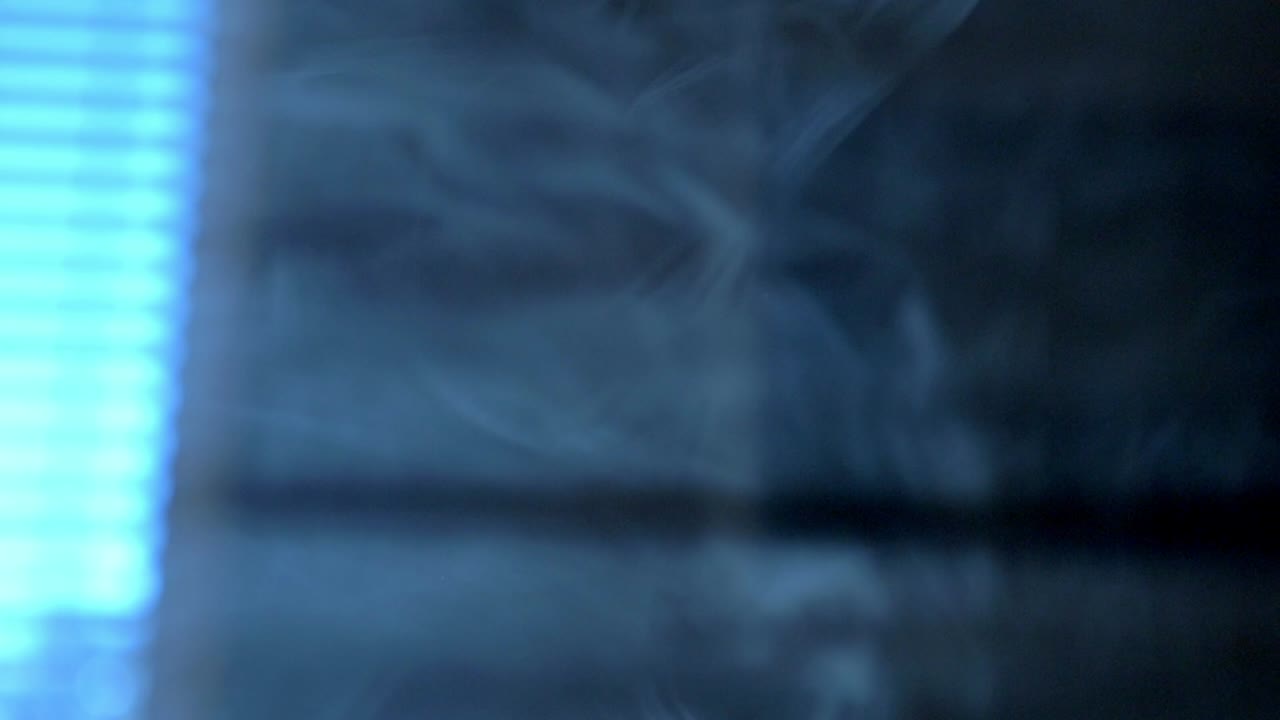 Tende e fumo, all'interno di una stanza buia
