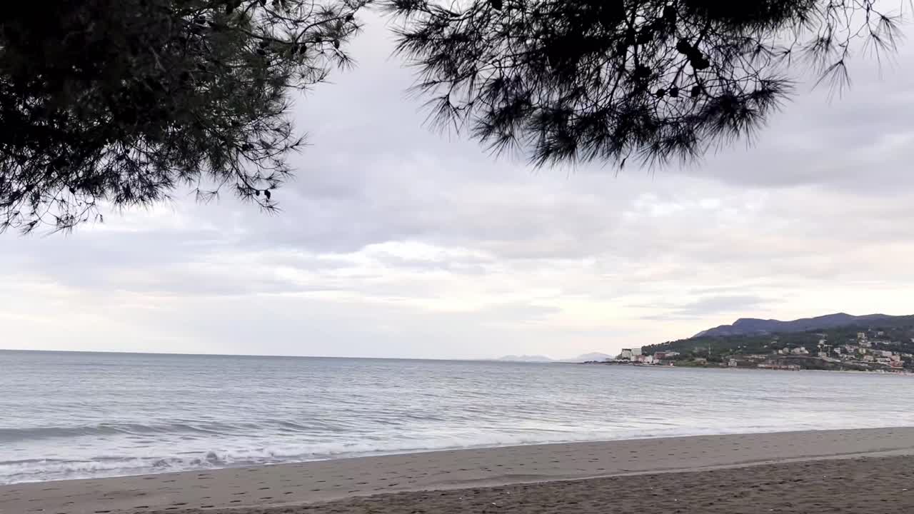 el mar adriático se encuentra con la costa albanesa, shengjin albania