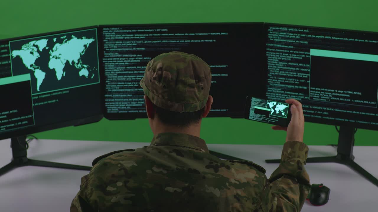 personal militar analizando datos en monitores y teléfonos inteligentes