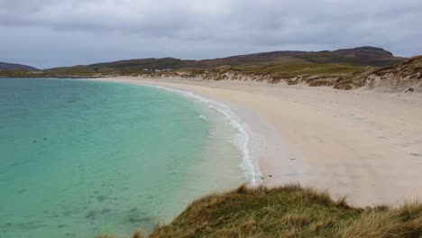 Vista-Panorámica-Del-Paisaje-De-La-Playa-De-Vatersay-Con-Arena-Blanca-Y-Aguas-Turquesas-Del-Océano-En-Las-Hébridas-Exteriores-De-Escocia,-Reino-Unido