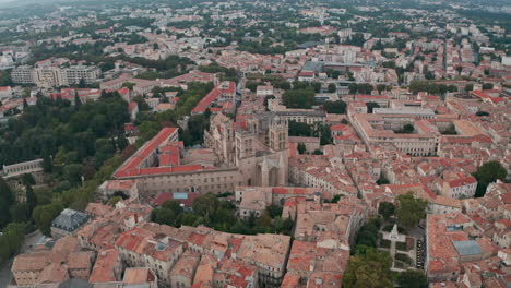 Kreisende-Drohne,-Aufgenommen-Um-Die-Kathedrale-Von-Montpellier