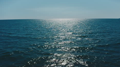 ondas oceánicas y reflejos
