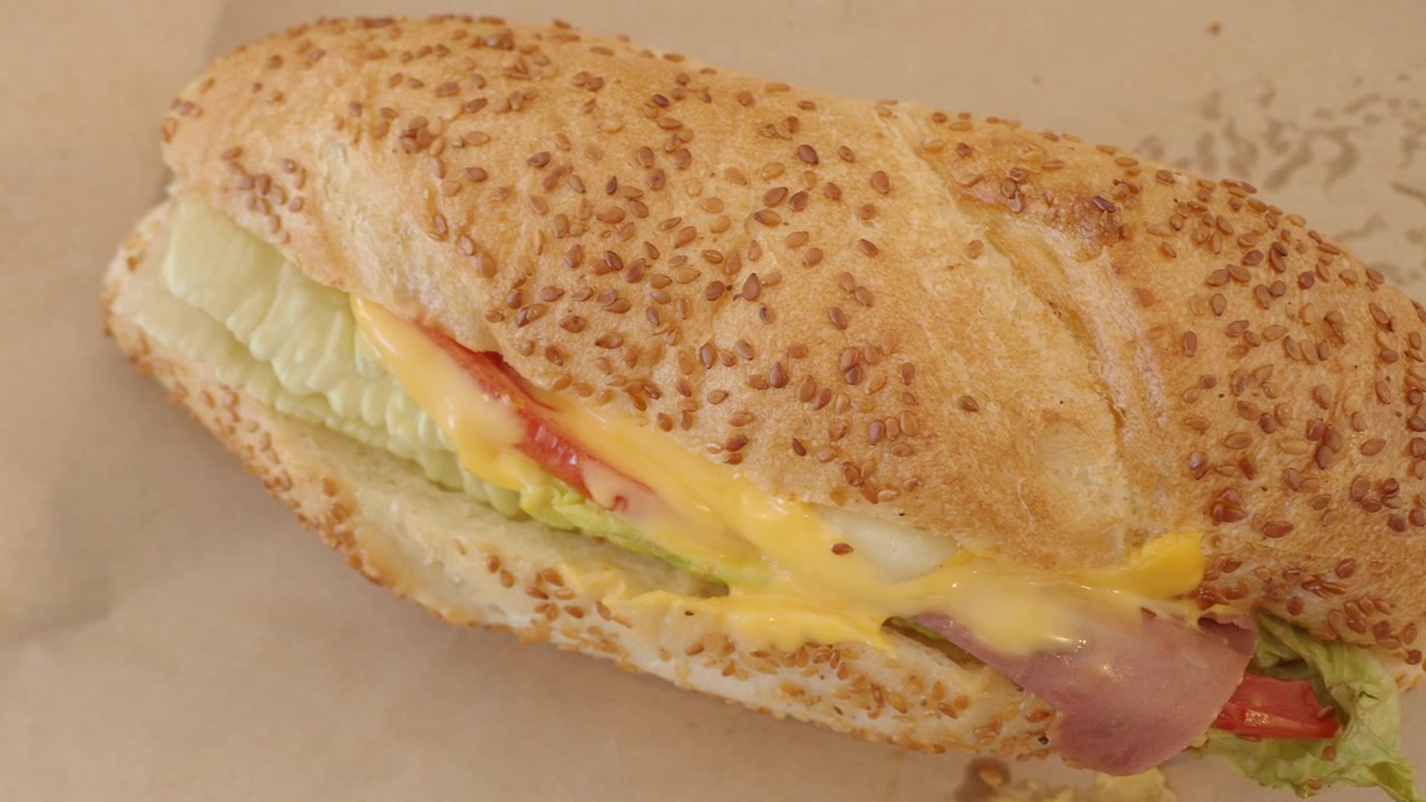 Panino fresco al prosciutto e formaggio su pane ai semi di sesamo