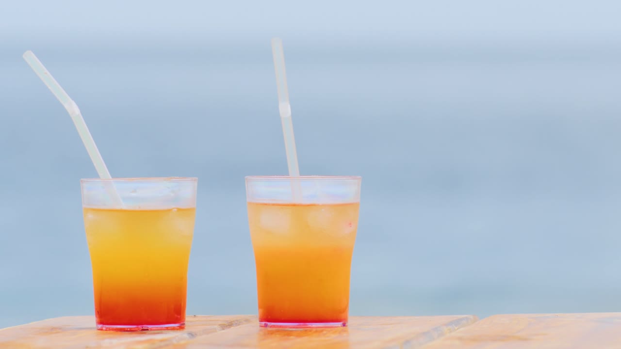 바다 배경에 두 개의 알코올 칵테일