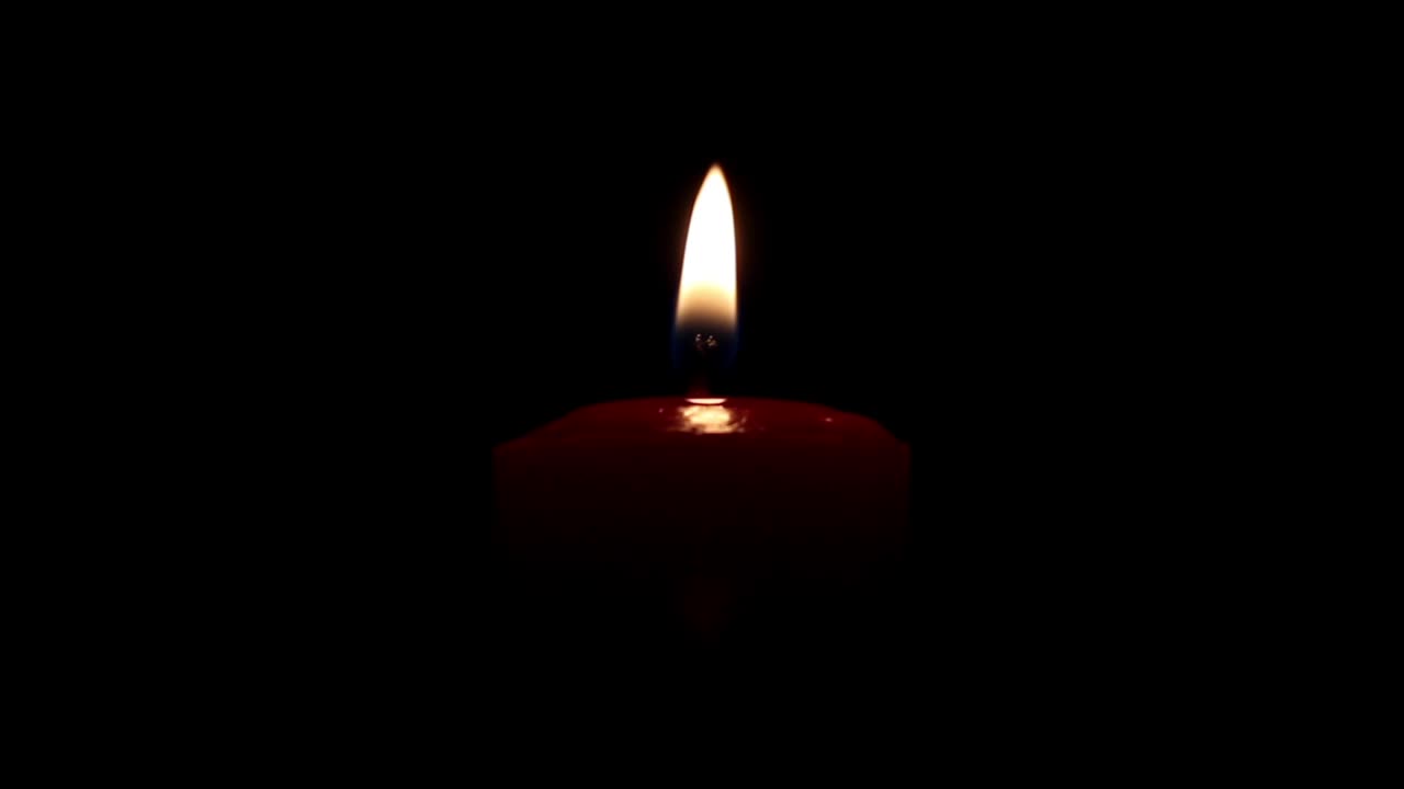 Candela solitaria accesa 3