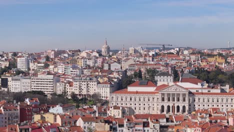 Luftaufnahme-über-Lissabon-Portugal-Regierungsgebäude-Mit-Roten-Dächern-Und-Weißen-Felswänden