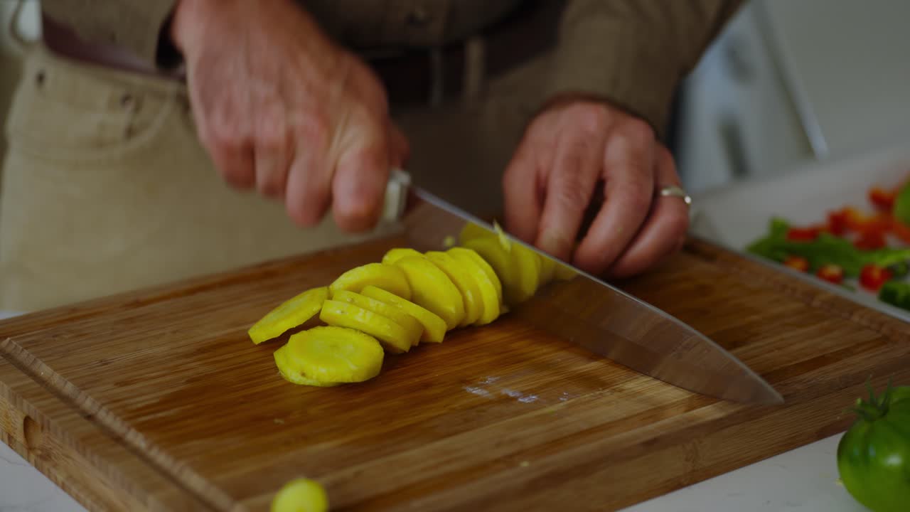 Cutting of radish in spehrical pieces using a sharp knife.