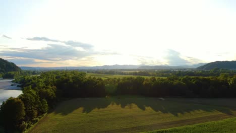 Tierras-De-Cultivo-Cerca-De-La-Confluencia-De-Los-Ríos-Ljubljanica-Y-Sava-En-El-Pueblo-De-Podgrad,-Eslovenia,-Vista-Aérea-Panorámica-Izquierda-Revelada