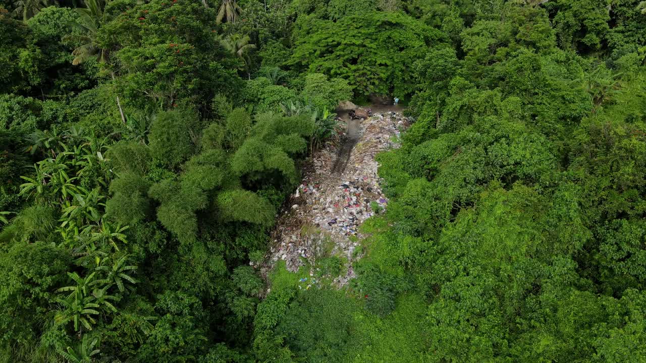 montón de vertedero de basura en medio de la montaña de la selva tropical