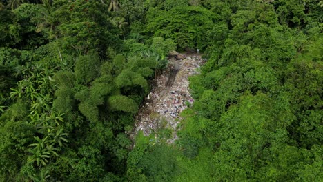 Müllhaufen-Mitten-Im-Regenwaldberg