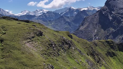 Tagsüber-Bergschichten-Landschaft-Dynamische-Langsame-Stabile-Breite-Luftdrohnenaufnahme-In-Alpiner-Umgebung-Und-üppigem-Grünem-Gras