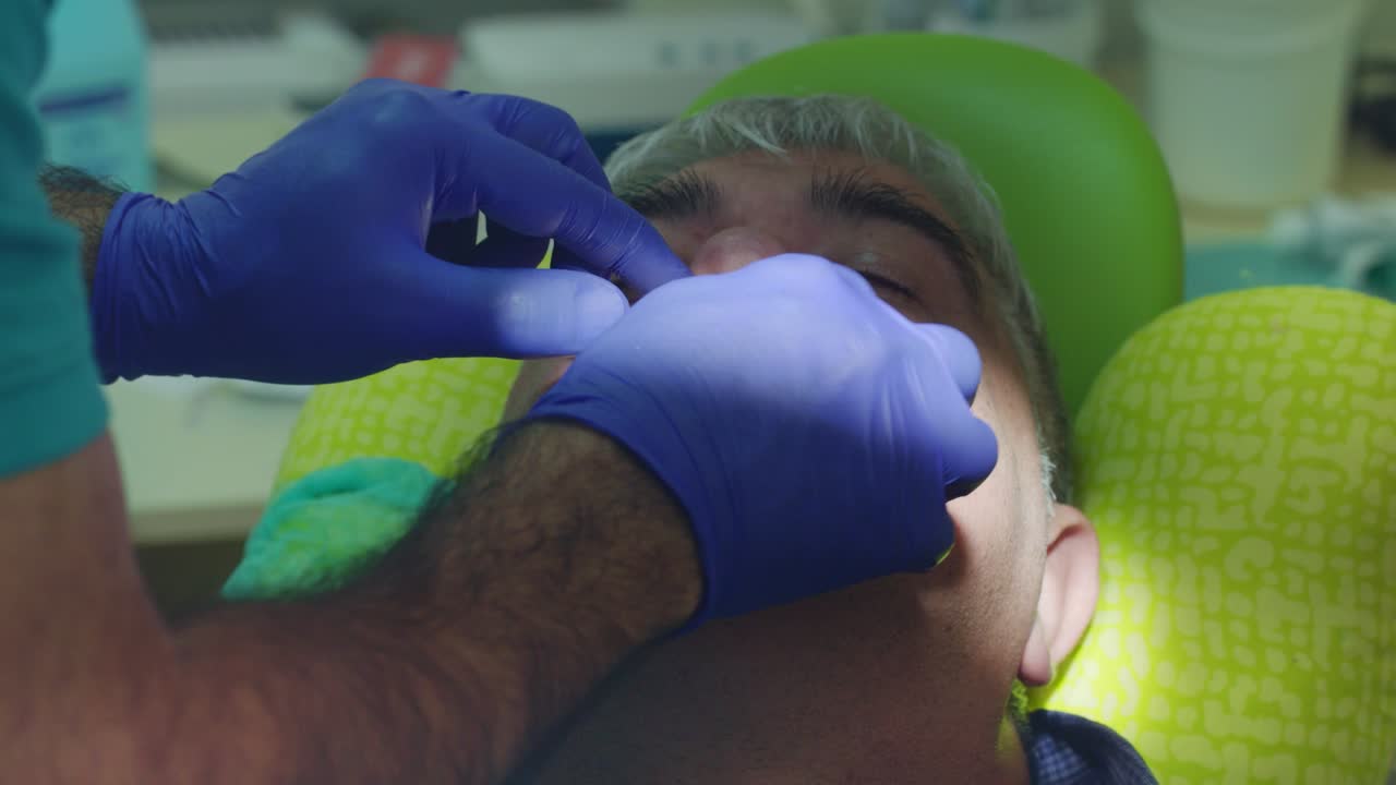 modelo de dientes en el centro de prótesis dentales.