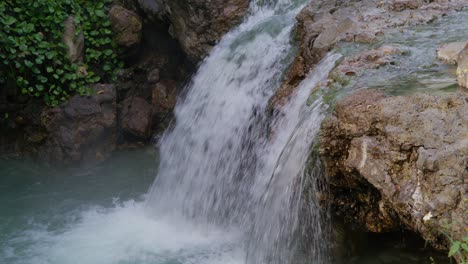 vista de cerca de una cascada