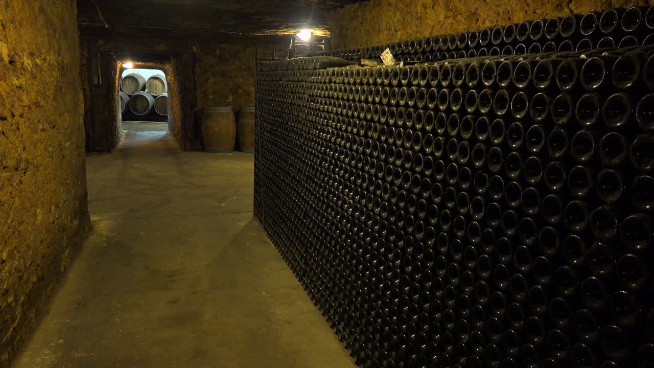 una bodega de vinos con poca luz