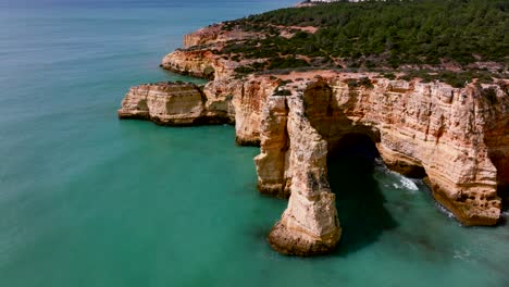 volando sobre la costa del algarve en un día soleado en portugal