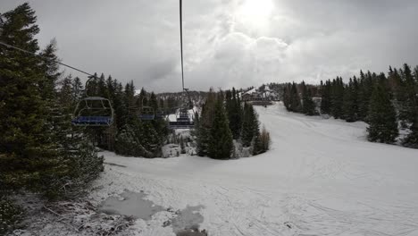 Schnee-Und-Ein-Skitag-Auf-Der-Reise,-Aber-Der-Unterschied-Ist-Die-Sonne,-Wunderschöne-Bäume