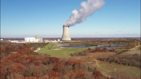 Planta-De-Energía-Nuclear-Con-Salida-De-Vapor