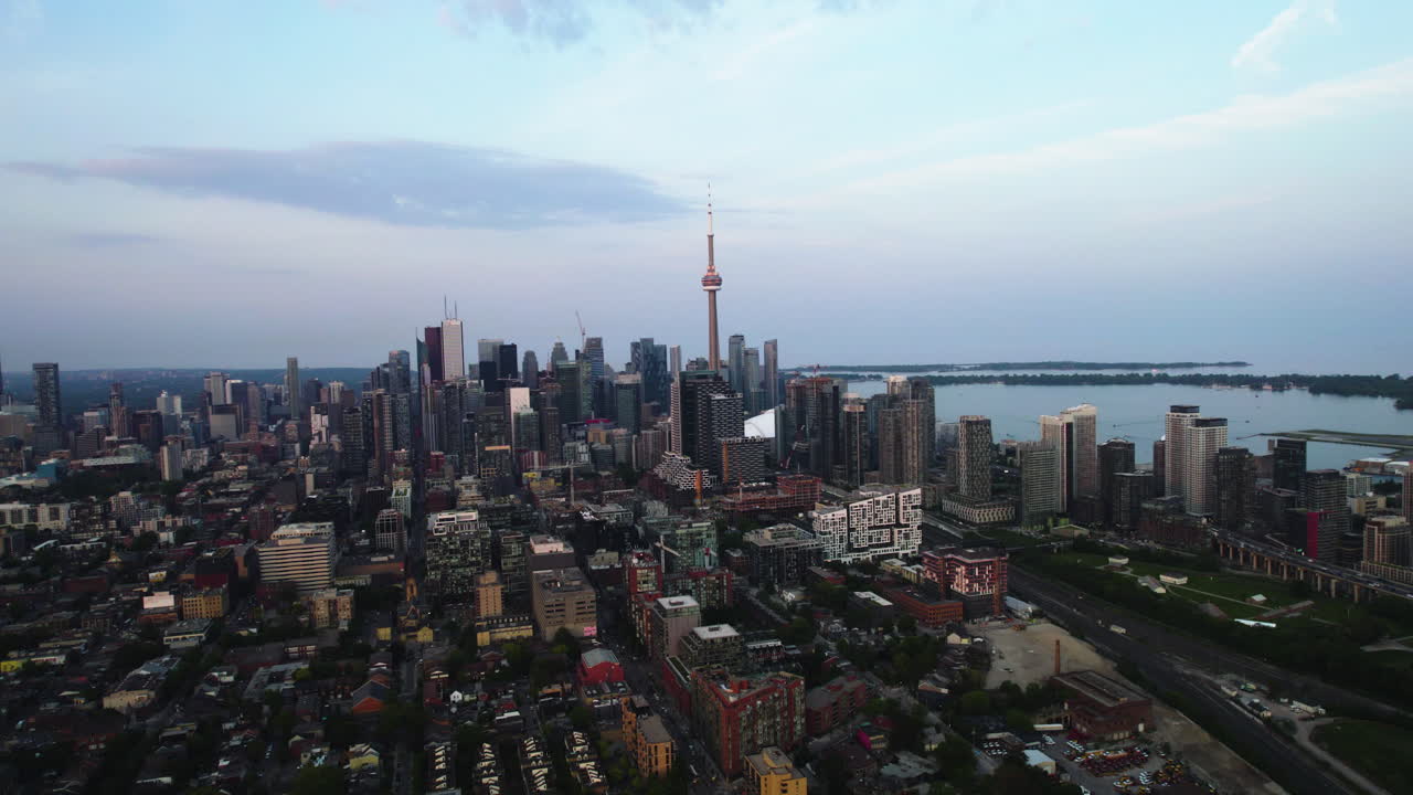 Vista aerea all'indietro sul quartiere Niagara di Toronto, in una sera d'estate in Canada