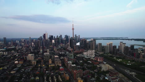 vista aérea hacia atrás sobre el distrito de niagara de toronto, una noche de verano en canadá