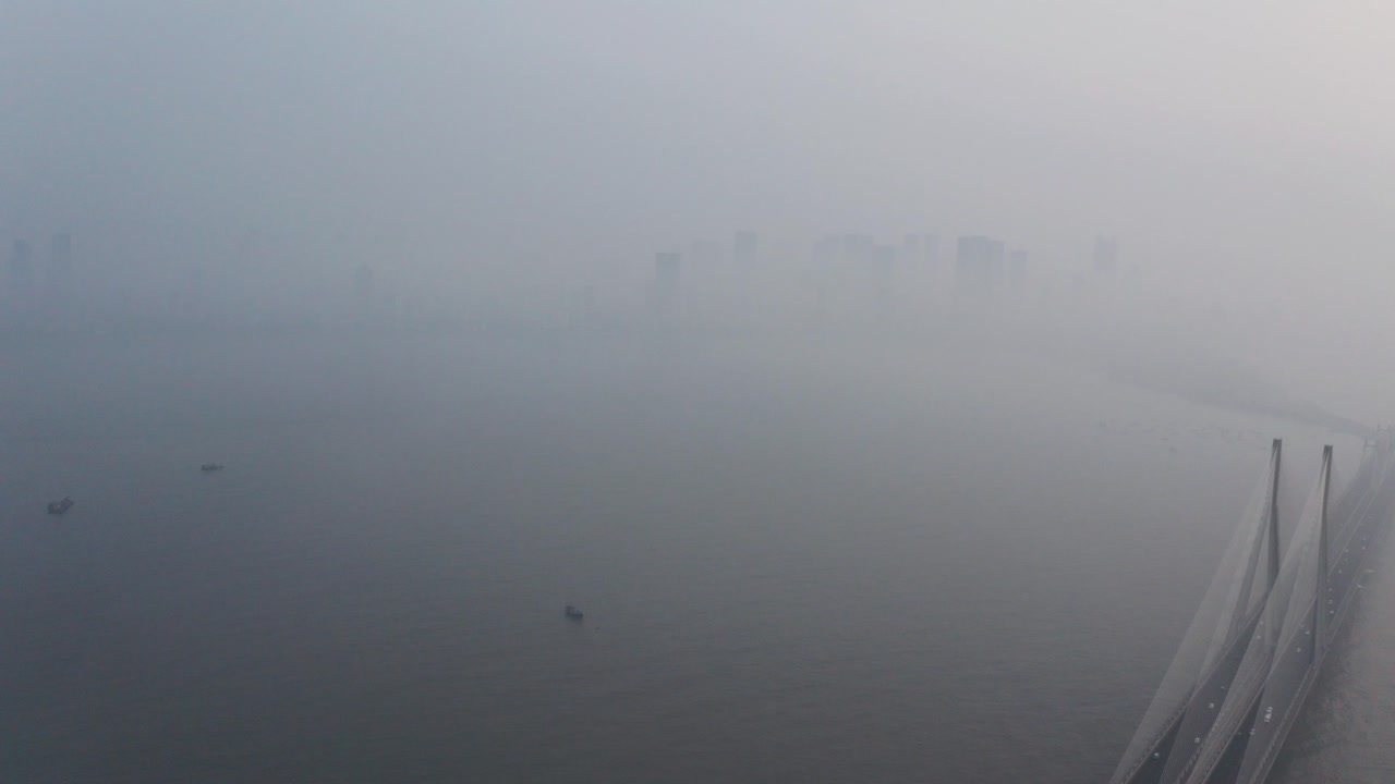 흐릿한 오염된 날 마힘 베이 뭄바이 시링크 브리지의 돌리 백 드론 샷