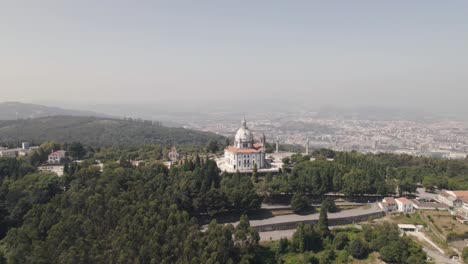 Vista-Panorámica-De-La-Fachada-Trasera-Del-Santuario-De-Nuestra-Señora-De-Sameiro