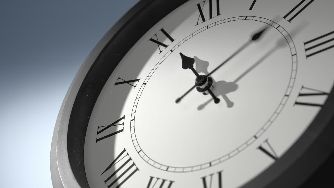 reloj latino en la pared azul claro en el lapso de tiempo