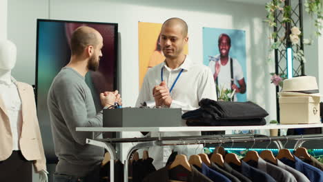 consulta al cliente en una tienda de ropa