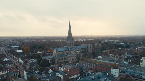 catedral de chichester aérea en un día nublado