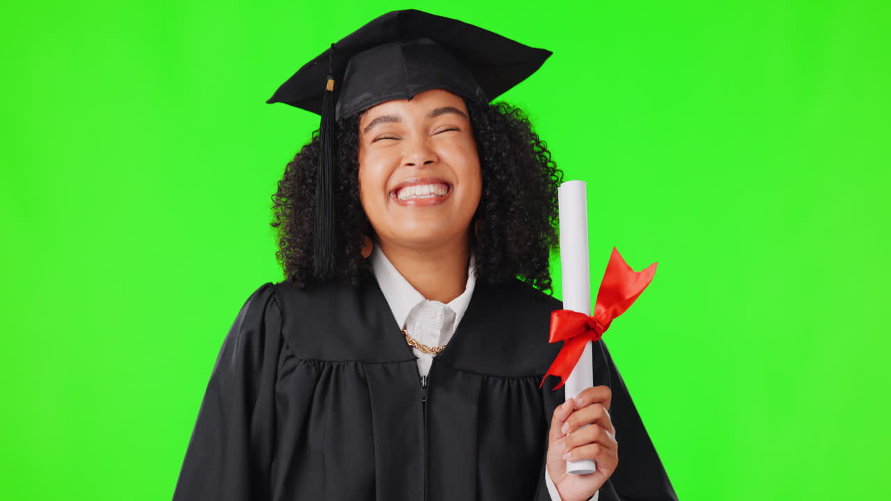 Donna felice, studentessa con diploma