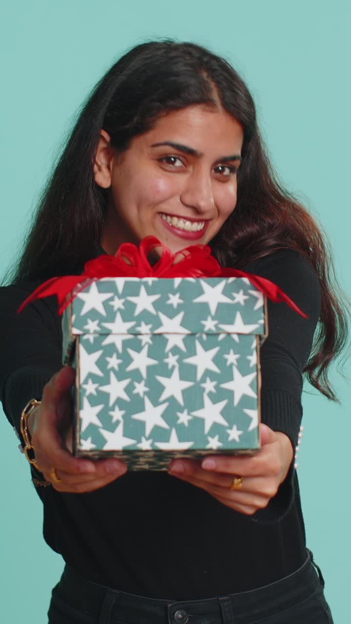 Donna indiana che presenta una scatola di regali di compleanno. Offerta di regalo avvolto. Bonus di carriera. Festa di celebrazione.
